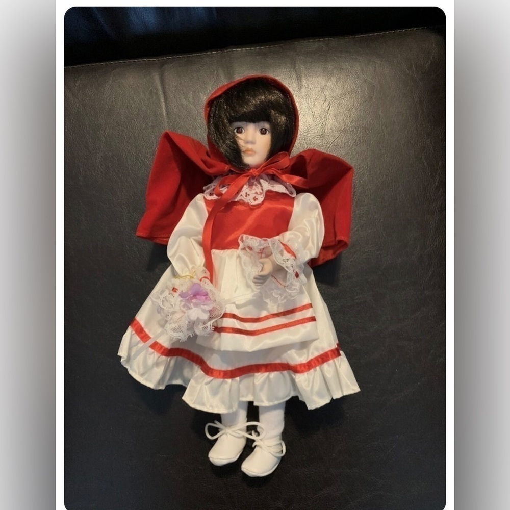 1989 INTERNATIONAL COLLECTORS SOCIETY LITTLE RED RIDING HOOD PORCELAIN DOLL!